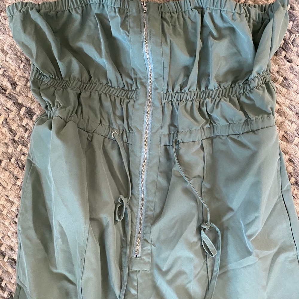 Stylish Green Jumpsuit NWOT - Picture 2 of 6